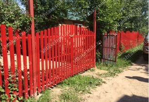 Забор евроштакетник горокой в Луганске цвет рубин