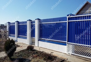 Фото забора из синего штакетника в Луганске